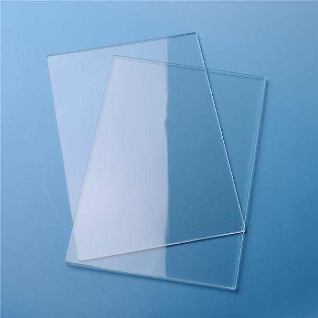 Bìa mica cỡ A4 được sản xuất với kích thước chuẩn là 210x297mm, độ dày trung bình khoảng 1.2mm