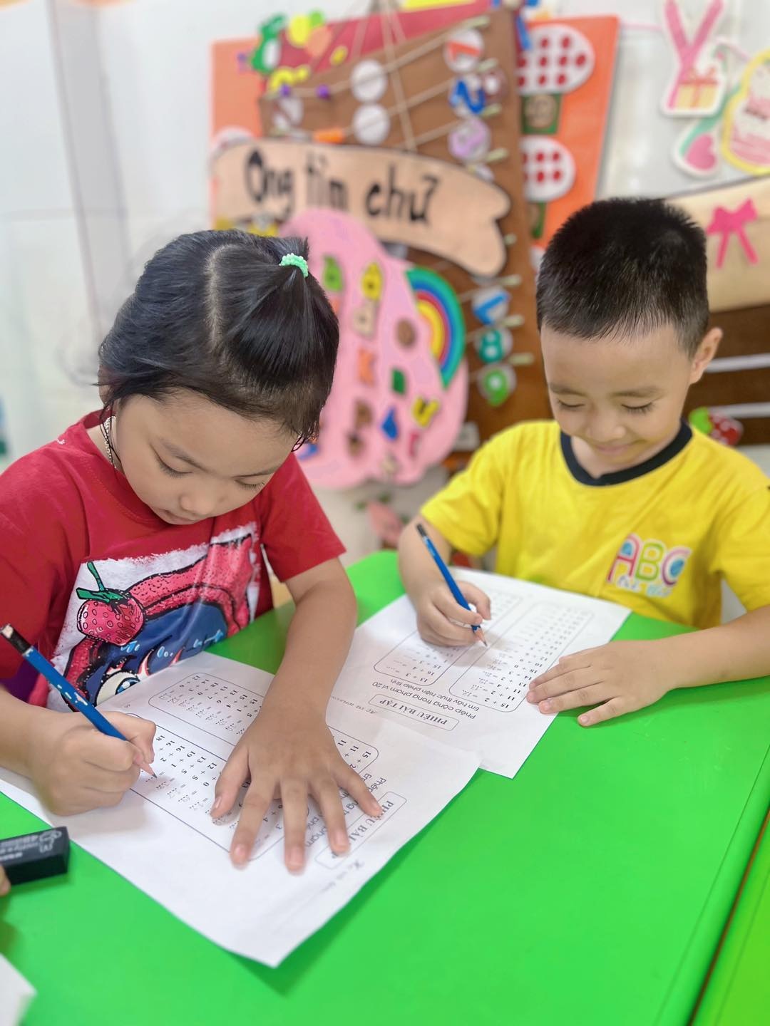Trẻ em đi học nên dùng bút 2B và 3B