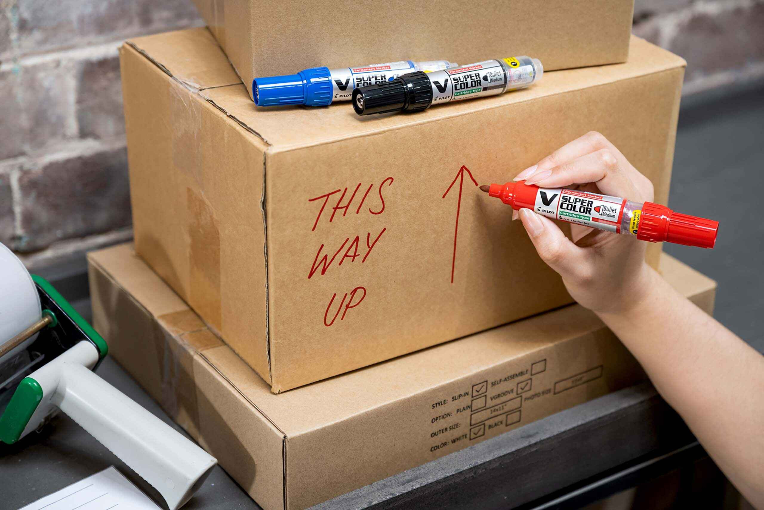 Sử dụng bút lông dầu viết trên carton để ghi mã hàng hóa nhà xưởng
