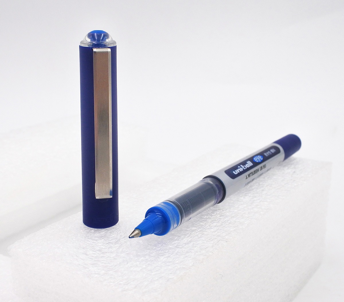 Bút bi nước Uniball 150 Eye Micro 0.5mm