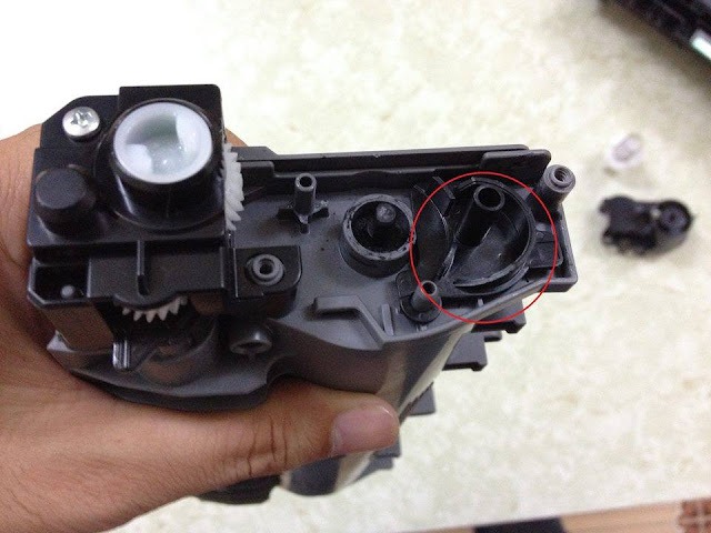 Trống máy in laser bị xước hoặc hư hỏng sẽ tạo ra các vệt đen lặp lại trên bản in ảnh A4