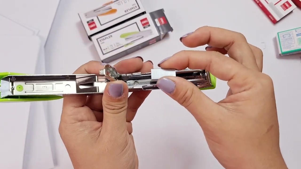 Dập ghim bị kẹt ở đầu lưỡi dập cần tháo hoàn toàn ổ đạn ra, lấy tăm hoặc dao giấy gỡ