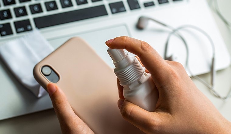 Sử dụng keo xịt tóc tẩy vết mực bút bi khỏi silicon