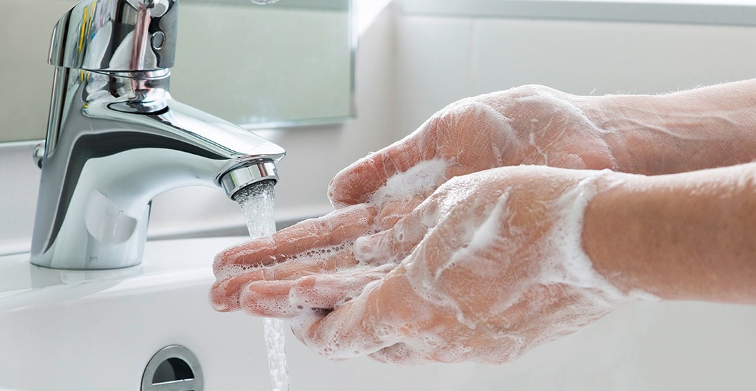 Cách rửa sạch mực bút máy trên tay bằng xà phòng và nước ấm