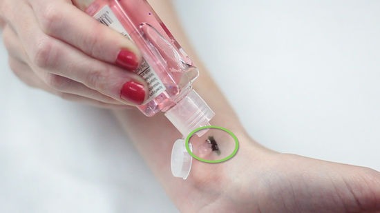 Sử dụng nước tẩy trang tẩy mực bút máy trên tay