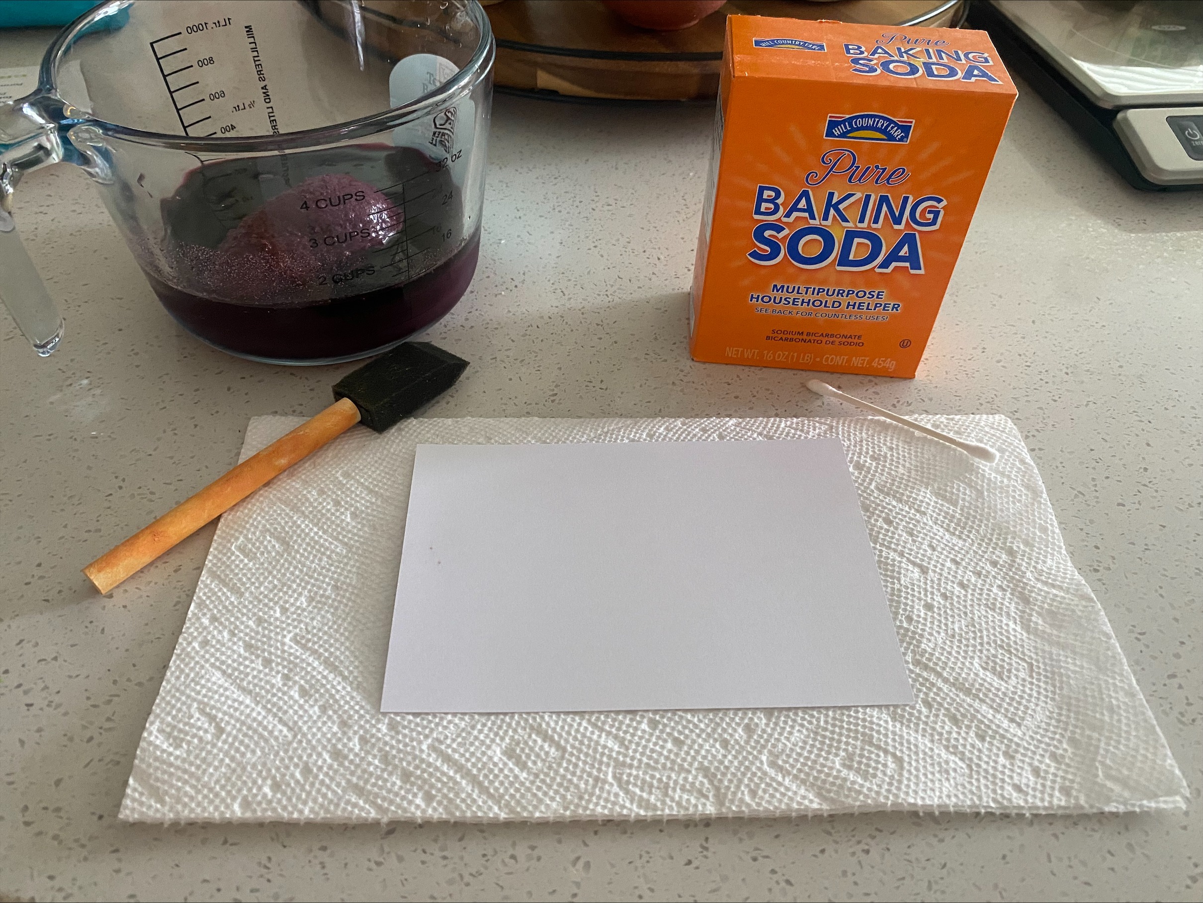 Thoa nhẹ hỗn hợp baking soda trộn với nước lên vết mực in