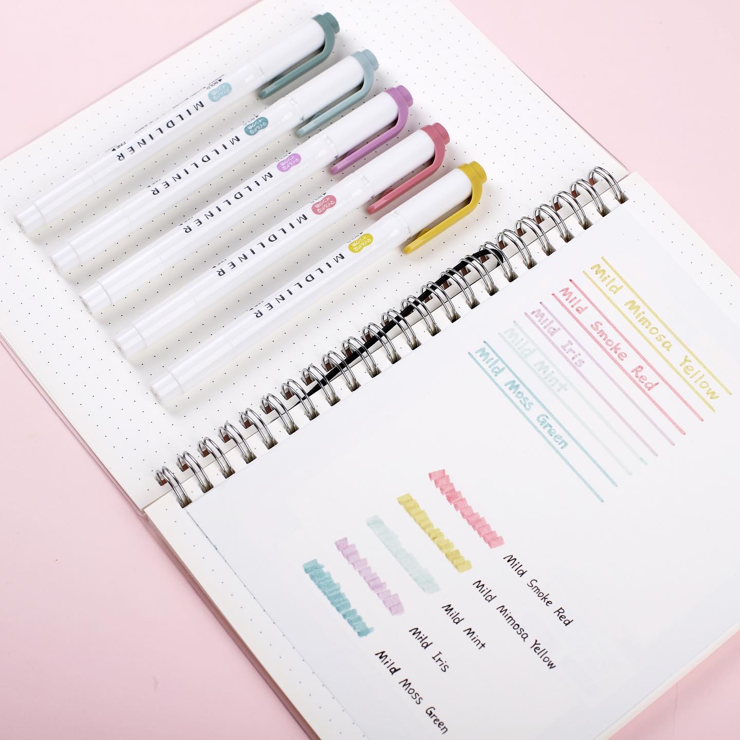 Một trong những dụng cụ văn phòng cần thiết giá bình dân là bút highlight Zebra Mildliner