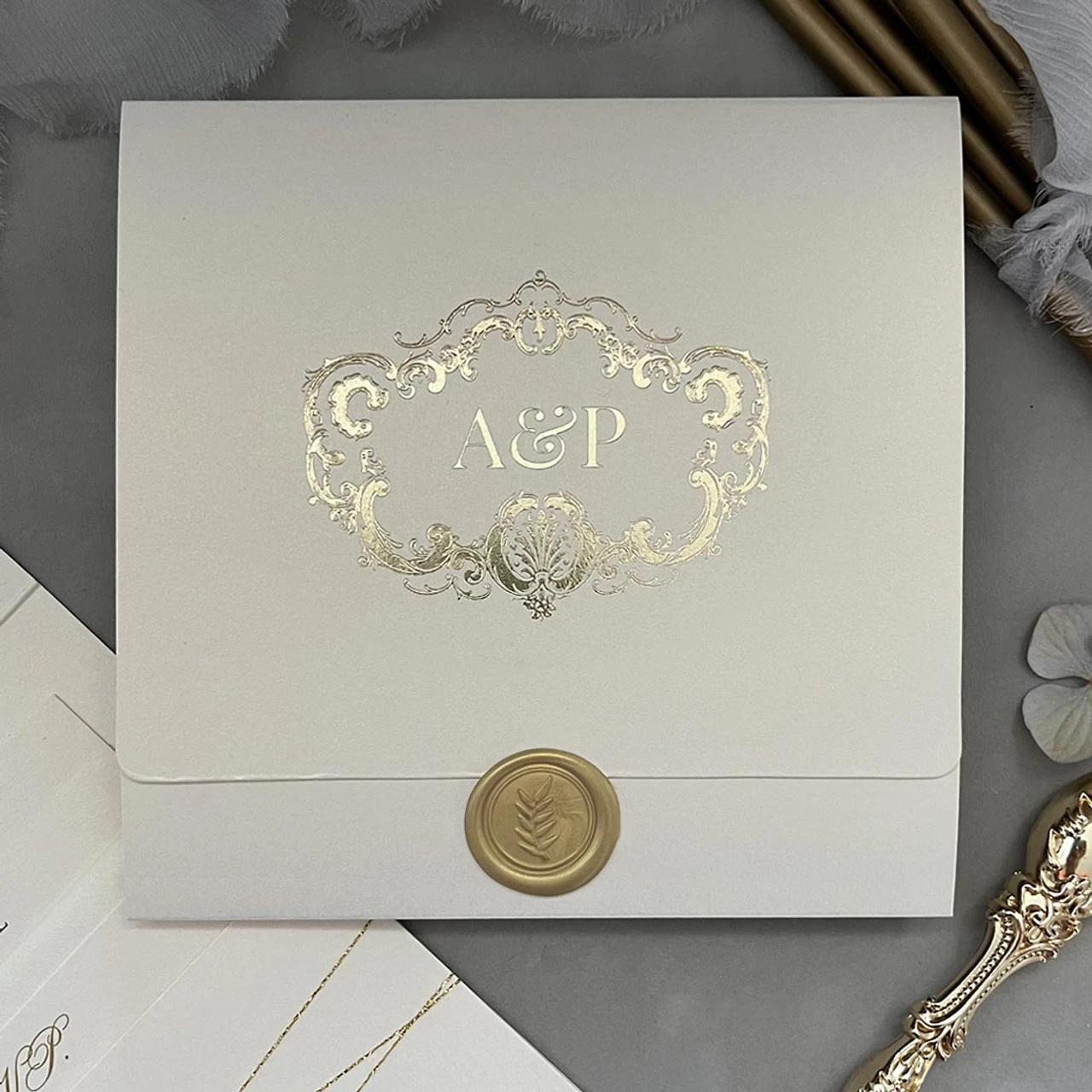 Mẫu thiệp cưới in màu trắng ngà Ivory cổ điển và thanh lịch