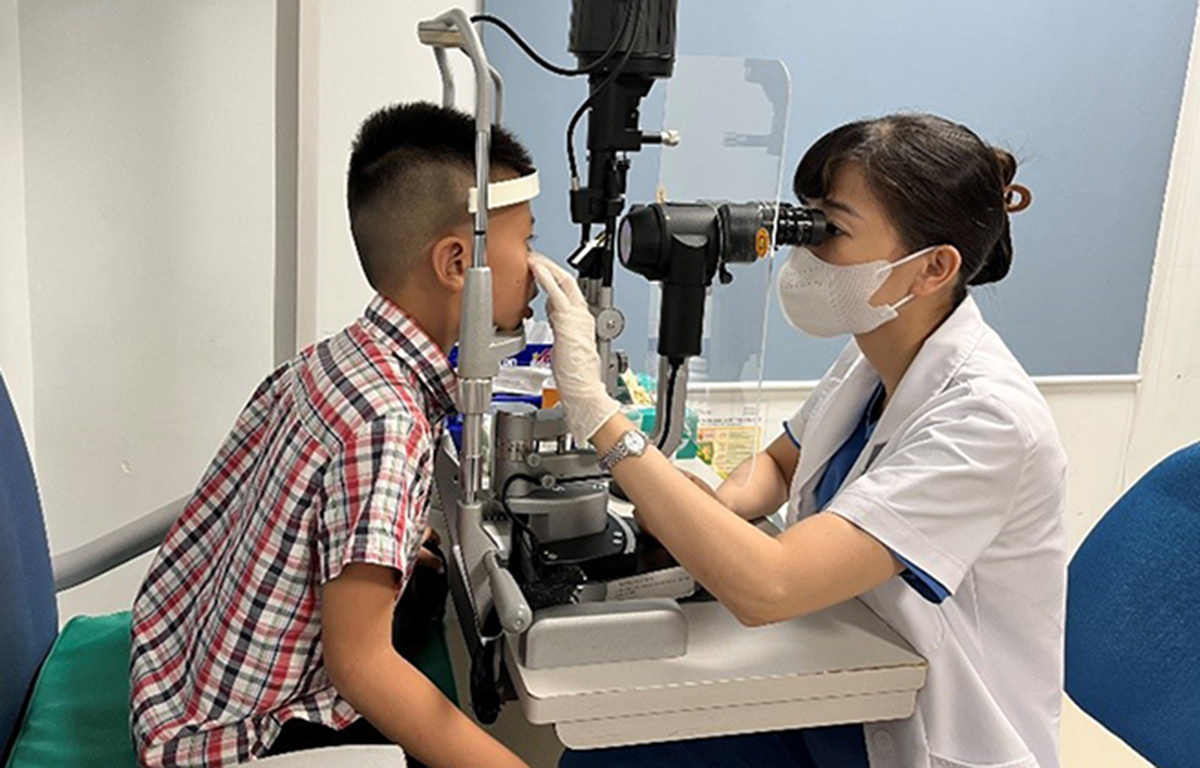 Mắt trẻ em phải điều tiết liên tục khi nhìn giấy siêu trắng, dẫn đến cận thị