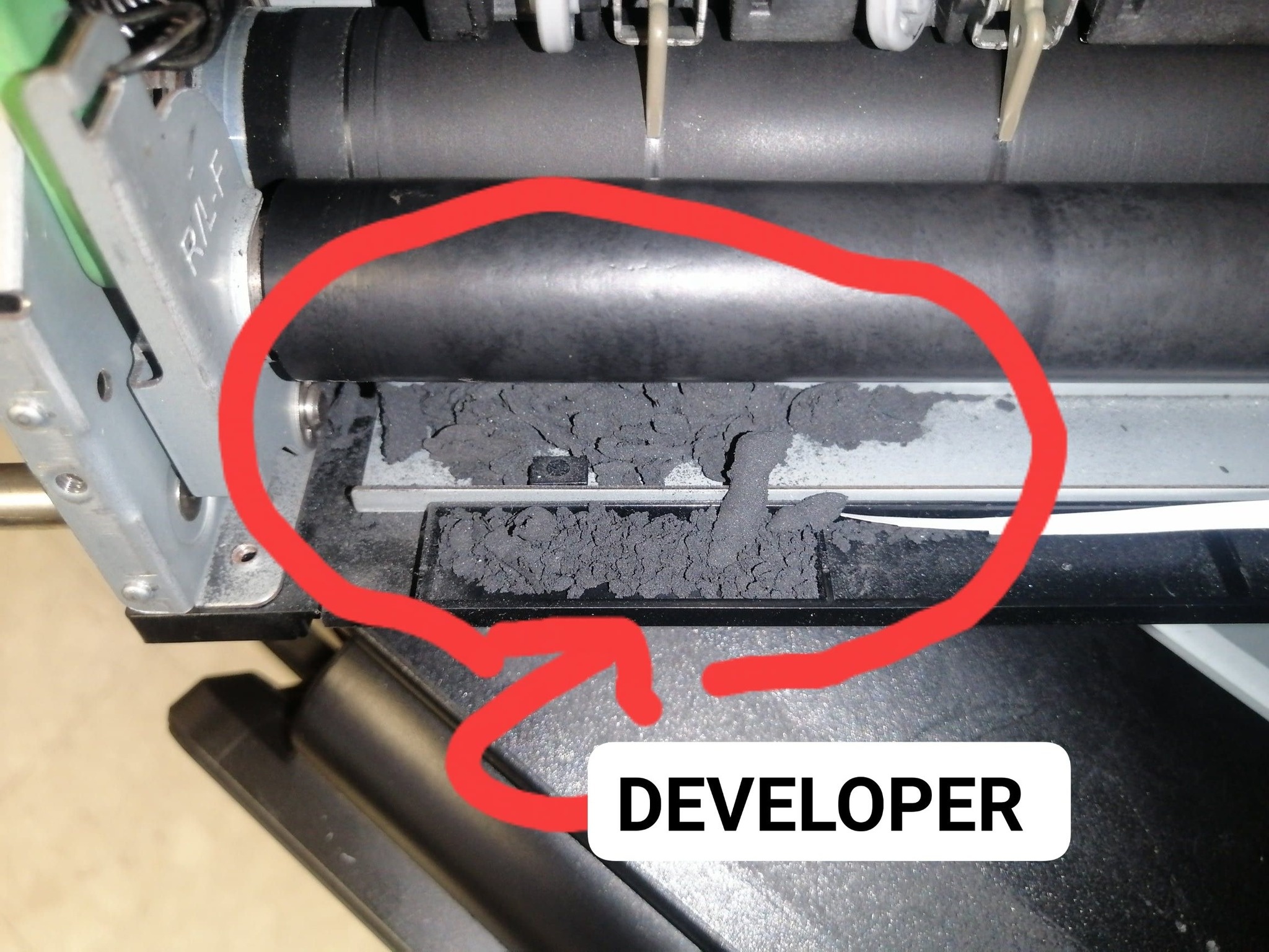 Bụi giấy photo bám trên đầu máy in