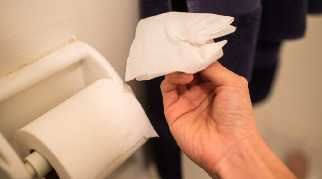 Nên đặt giấy toilet ở vị trí càng xa nguồn nước và càng cao càng tốt
