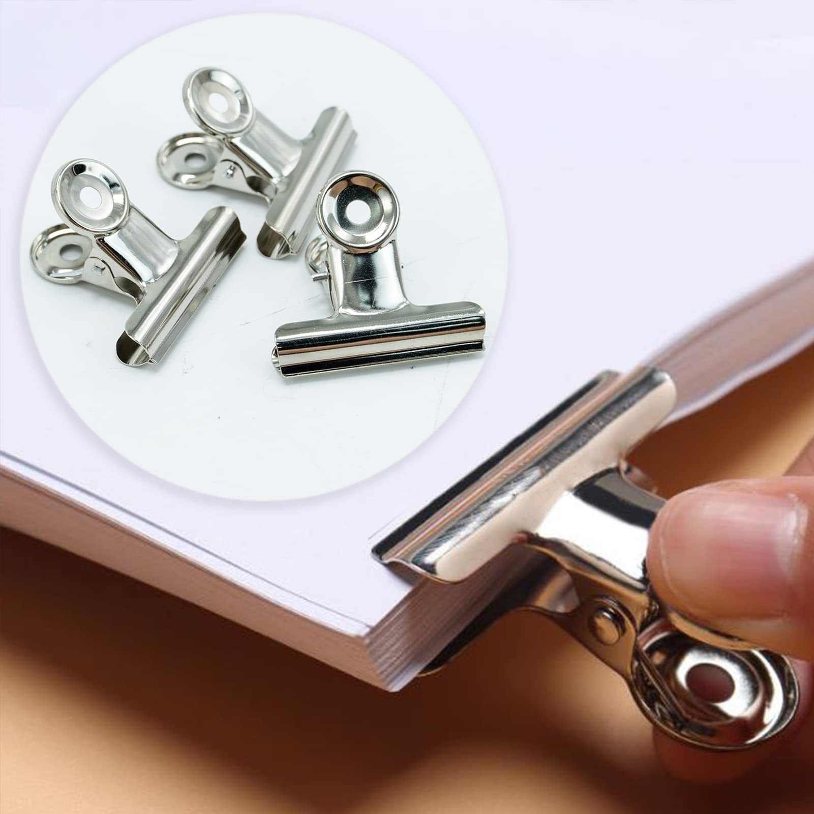 Kẹp inox chống gỉ chịu lực đang cố định đường ống nước trong nhà xưởng cơ khí