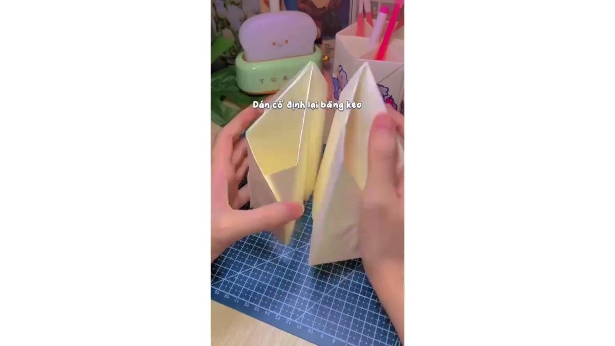 Gấp thêm các khay tương tự. Dán mặt bên của chúng lại với nhau