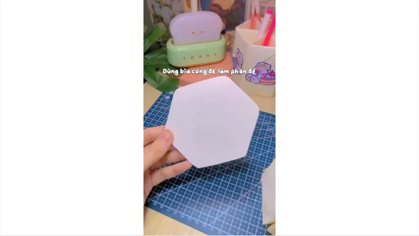 Dùng kéo cắt hình đa giác ra, ta được đáy hộp. Dán vào dưới cùng của hộp bút