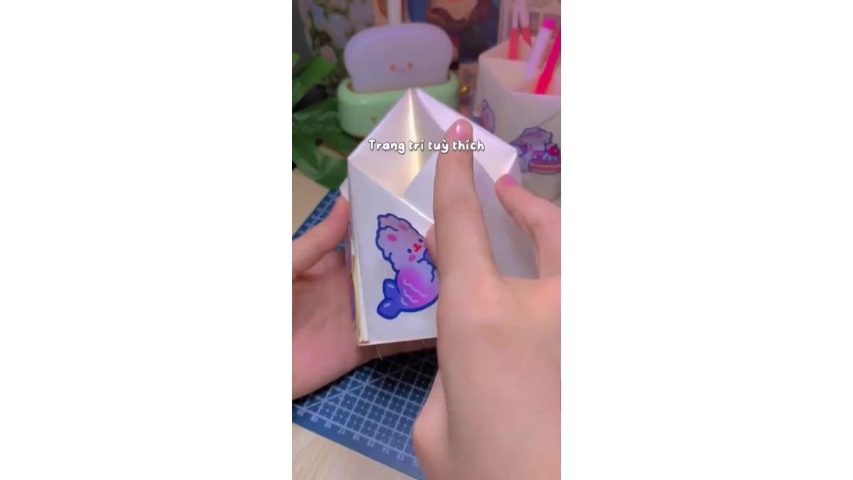 Dùng stickers, hình thù... theo sở thích để trang trí hộp bút