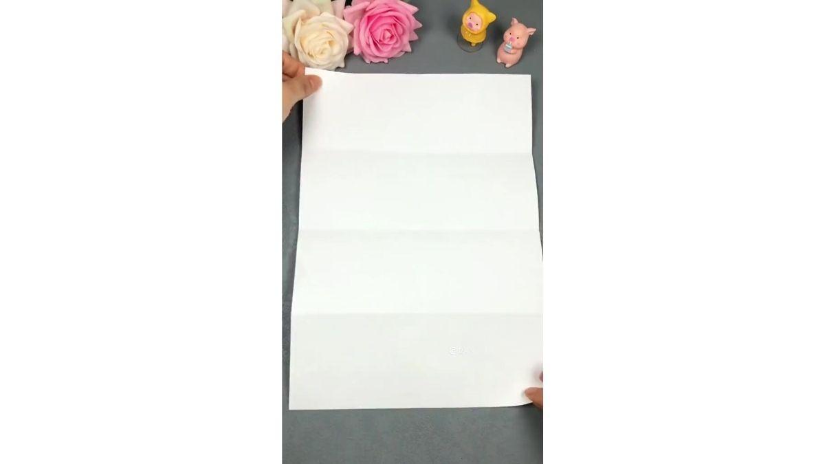 Tờ giấy A4 được gập thành 16 ô chữ nhật bằng nhau