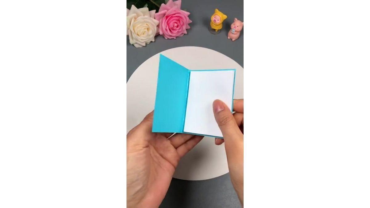 Gắn ruột sổ vào bìa.