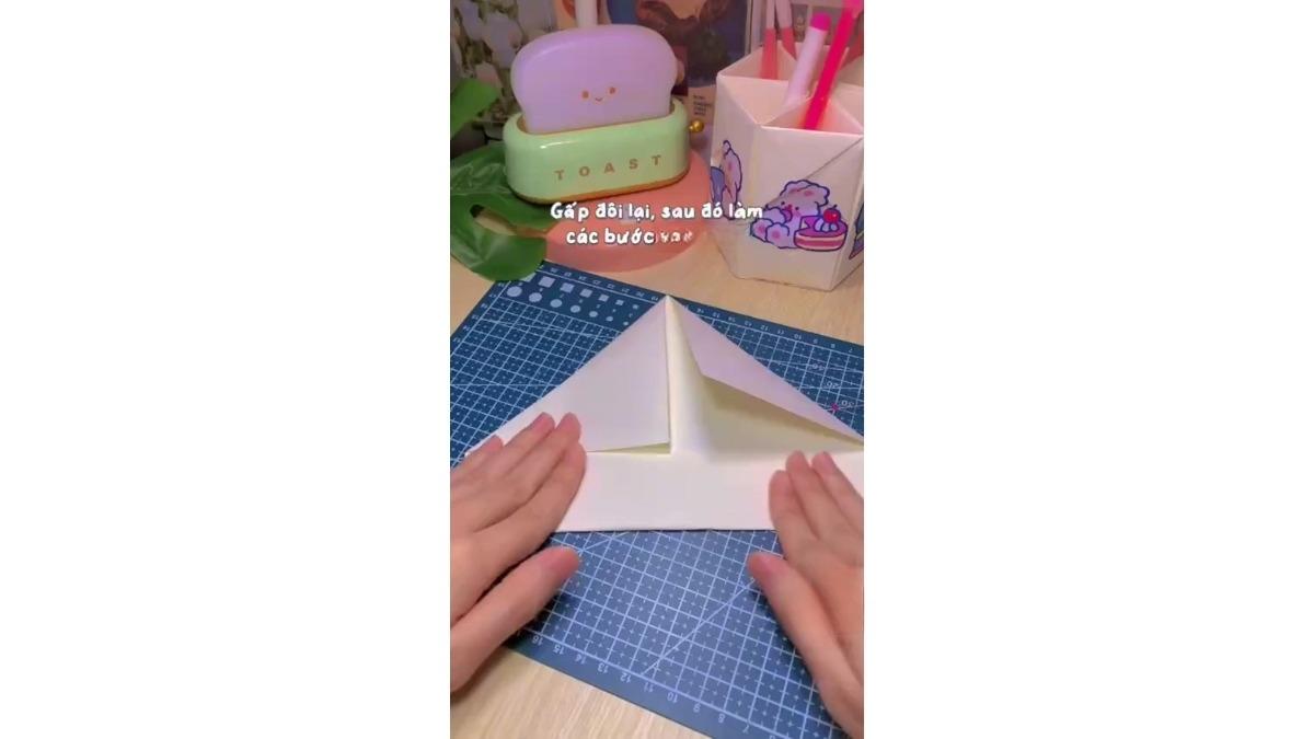Gập mảng giấy dưới lên thành hình chữ nhật