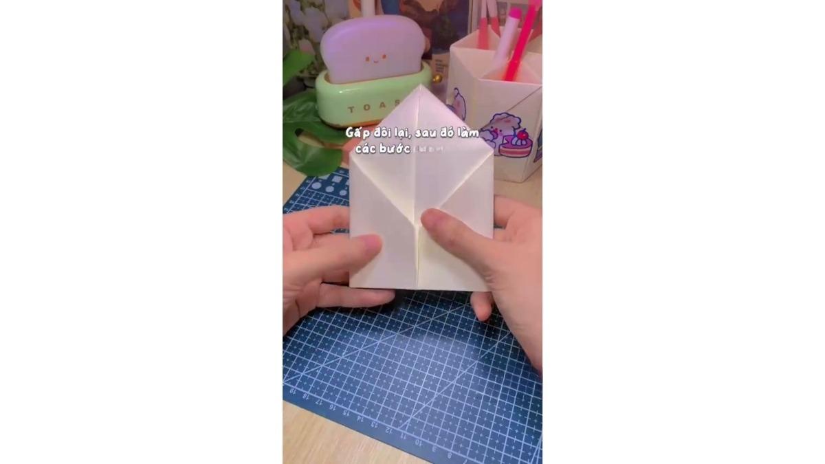 Gấp tương tự với nửa dưới đối diện, 2 nửa đối xứng nhau qua nếp gấp đôi dọc