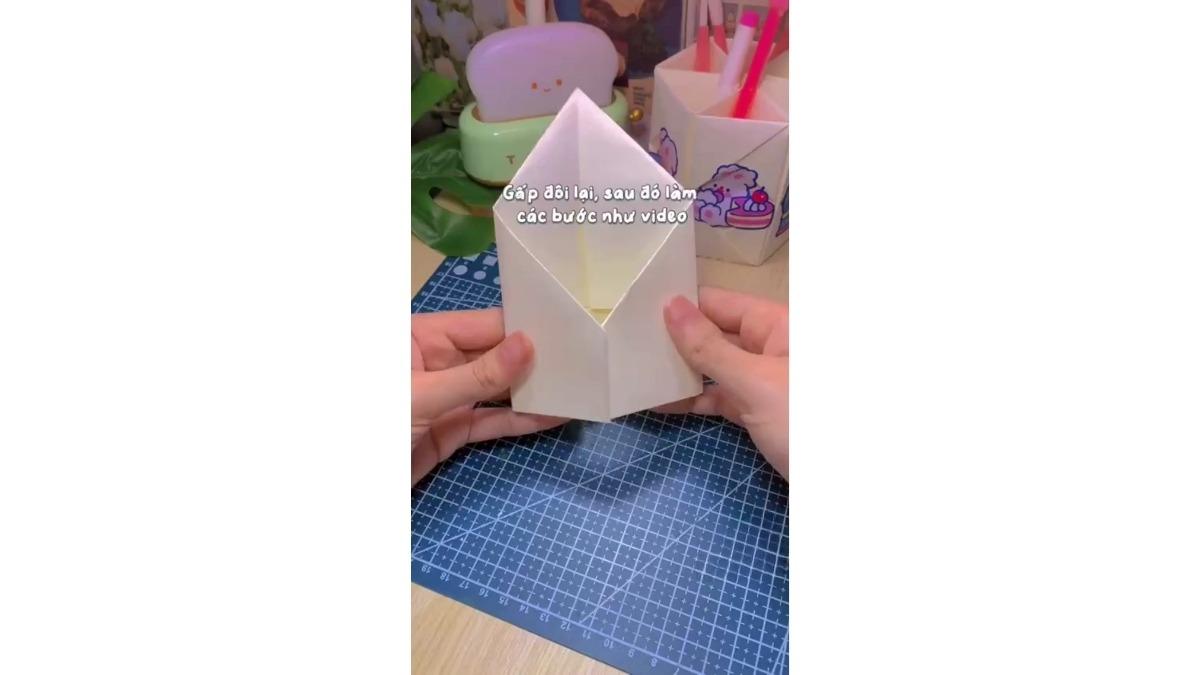 Mở hai nửa dưới vừa gấp ra tạo nếp gấp các bước tiếp theo