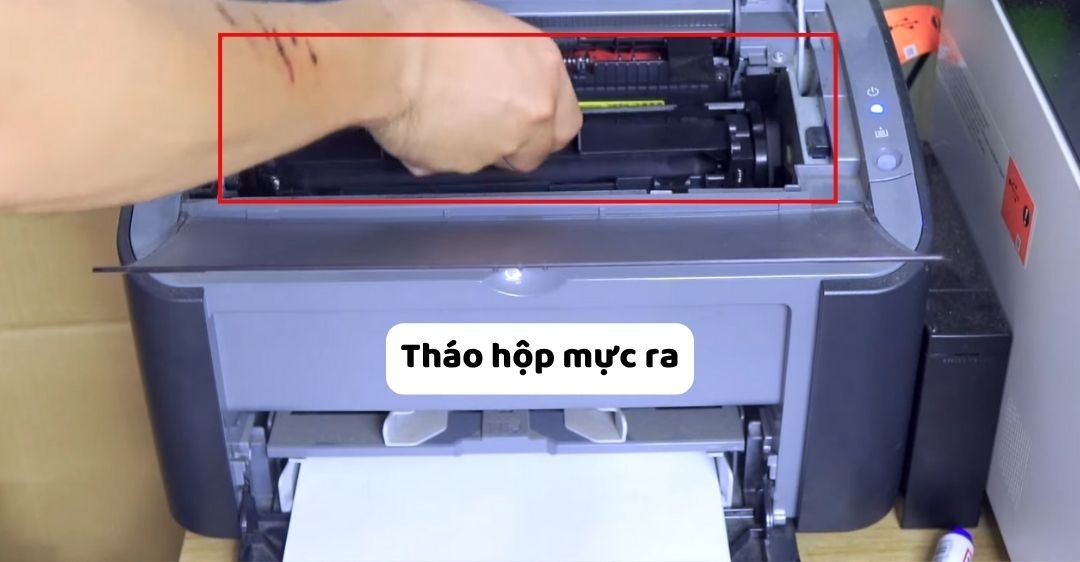 Tháo hộp mực ra hoàn toàn để kiểm tra có bụi bẩn hay vật lạ kẹt khiến máy in không phát hiện hộp mực