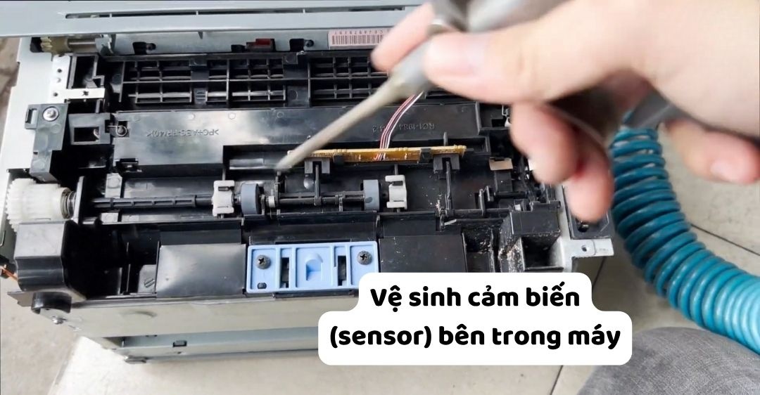 Bụi và cặn mực có thể bám lên cảm biến khiến máy in báo lỗi hộp mực