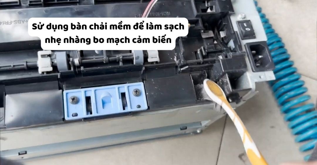 Dùng bông tẩm cồn hoặc khăn mềm khô lau nhẹ vùng cảm biến sửa lỗi máy in không nhận mực
