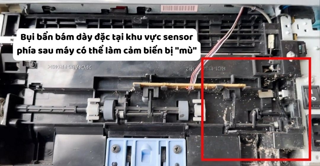 Lau nhẹ khu vực cảm biến bên trong khoang mực là một cách khắc phục máy in không nhận hộp mực