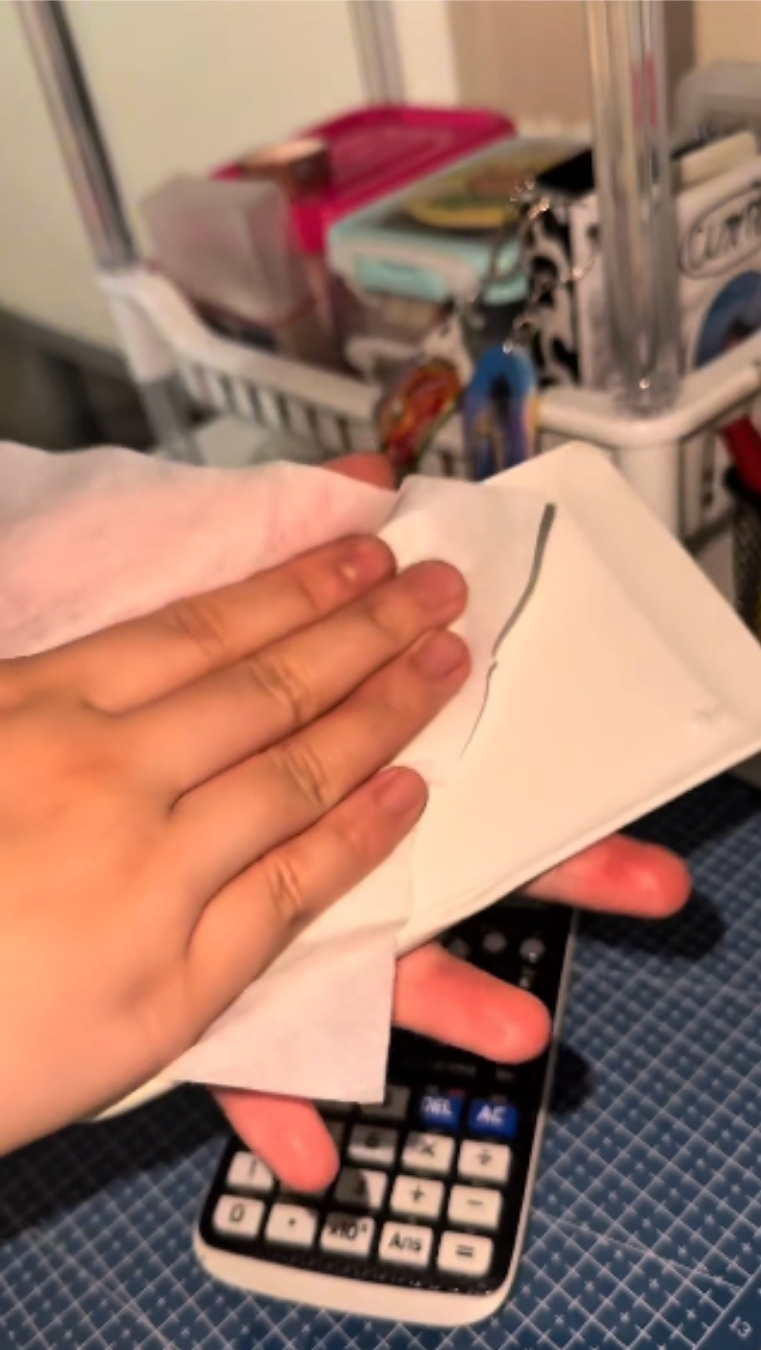 Vệ sinh bề mặt máy tính bỏ túi trước khi trang trí