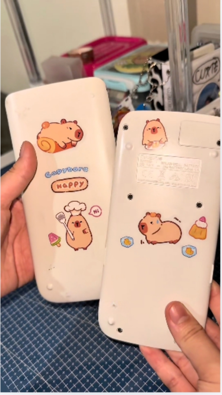 Đặt các miếng sticker lên máy Casio mà chưa bóc lớp keo để thử bố cục