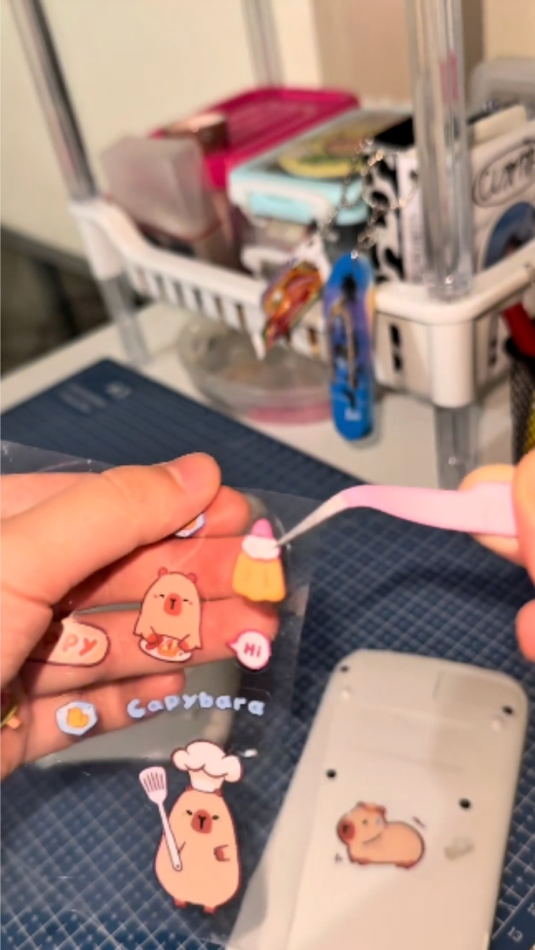 Đo và cắt sticker cho vừa khít trước khi dán trang trí máy tính học sinh