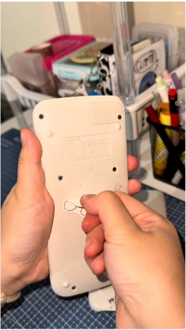 Dán miếng sticker lên máy tính học tập Casio từ giữa ra ngoài tránh bọt khí