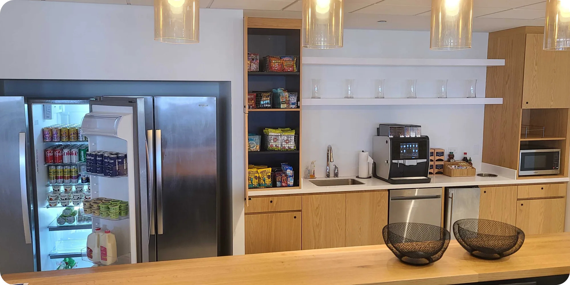 Không gian pantry văn phòng hiện đại trang bị nước vệ sinh chén bát đầy đủ