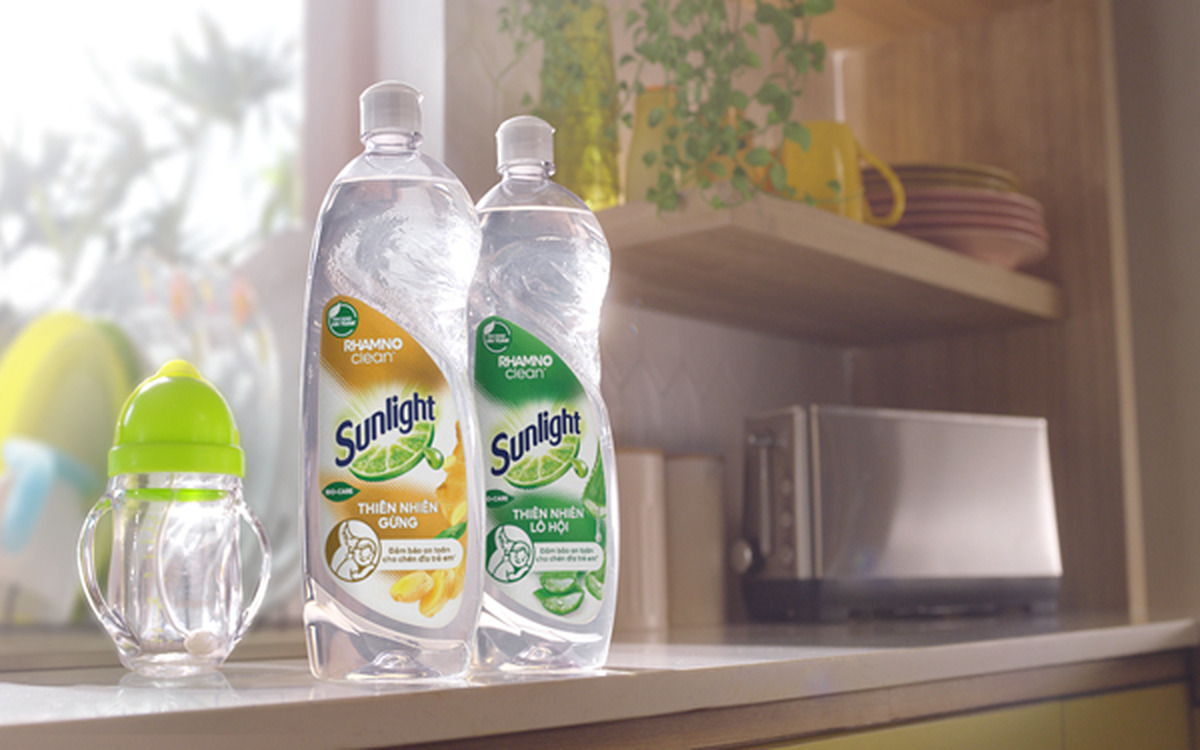 Chai nước rửa chén Sunlight thiên nhiên đặt cạnh bồn rửa công sở