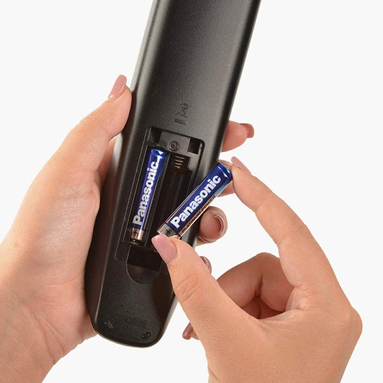 Tháo lắp viên pin 2A Panasonic vào điều khiển từ xa