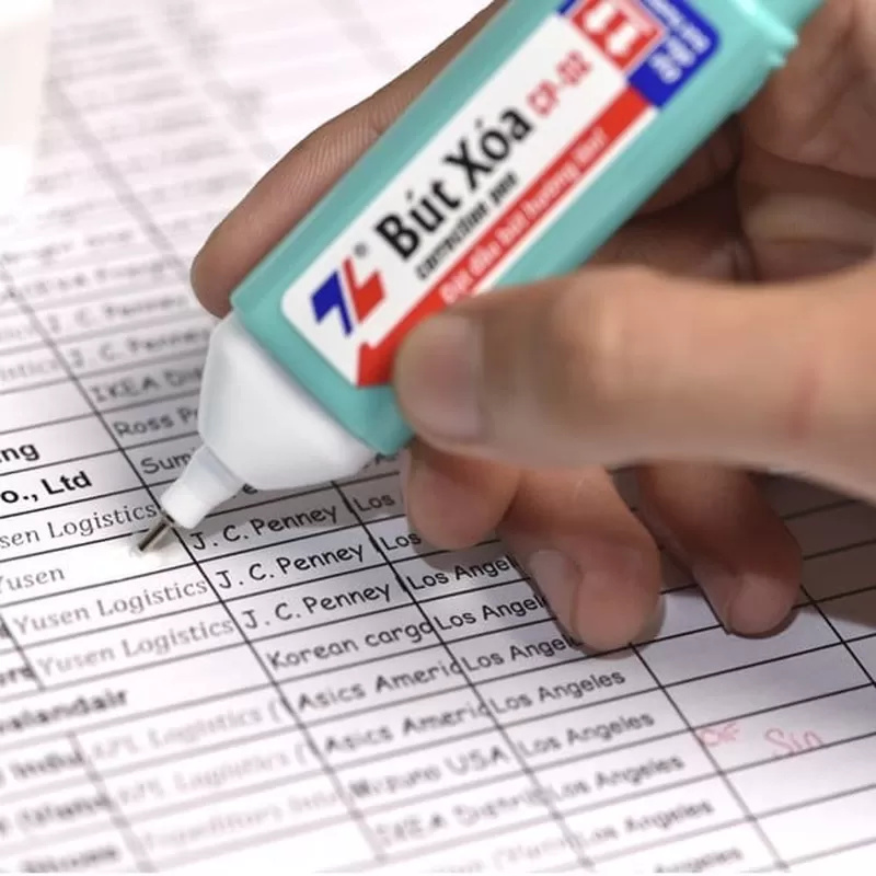 Thao tác dùng bút xóa nước trên giấy in và đầu kim dòng xóa nước