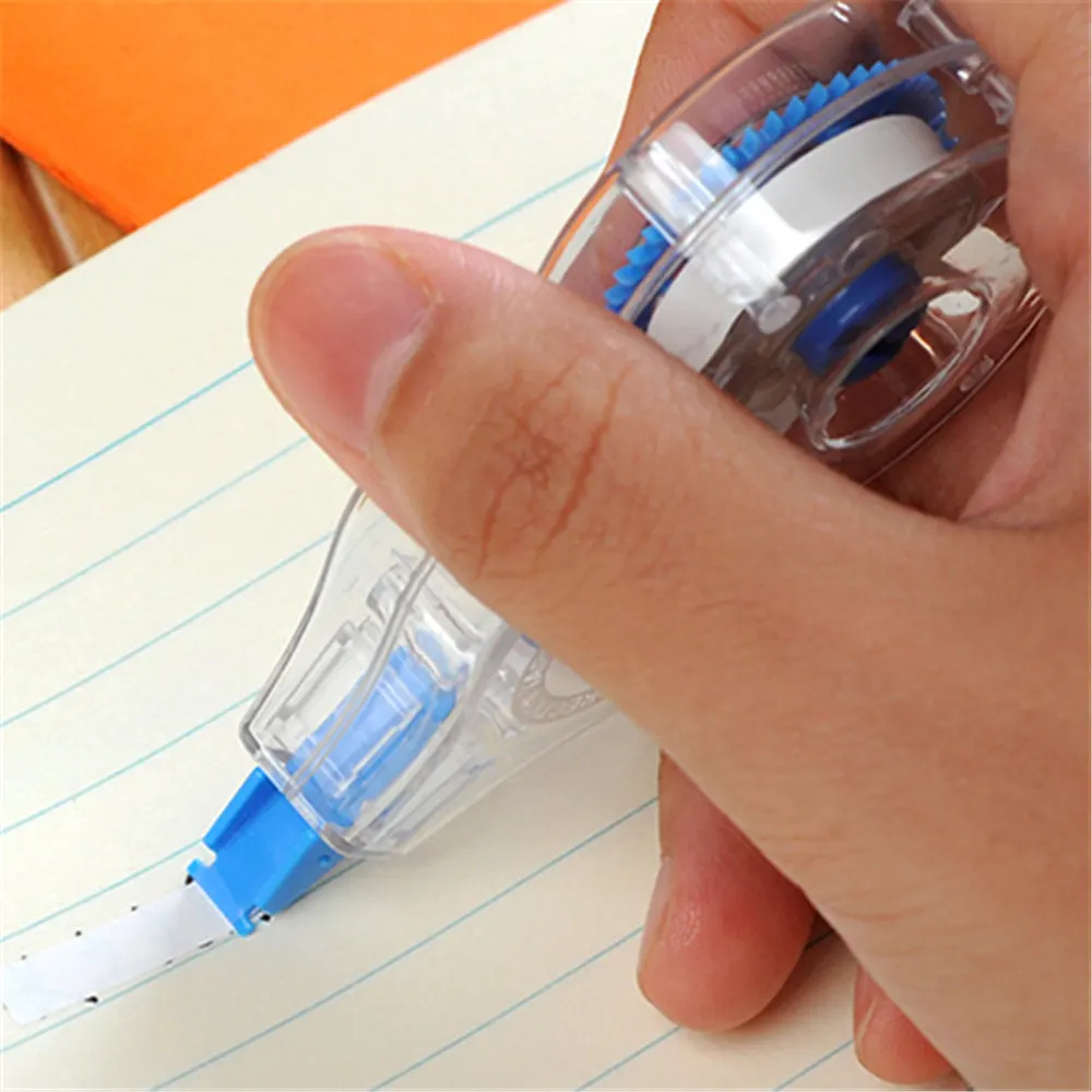 Sử dụng băng xóa kéo sửa lỗi sai trên trang vở ghi chép