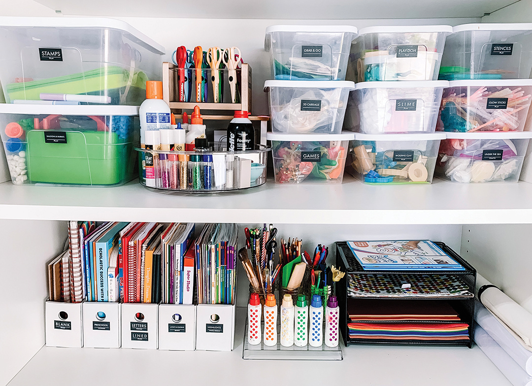 Dọn sạch và bỏ bớt đồ trước khi sắp xếp tủ đựng văn phòng phẩm